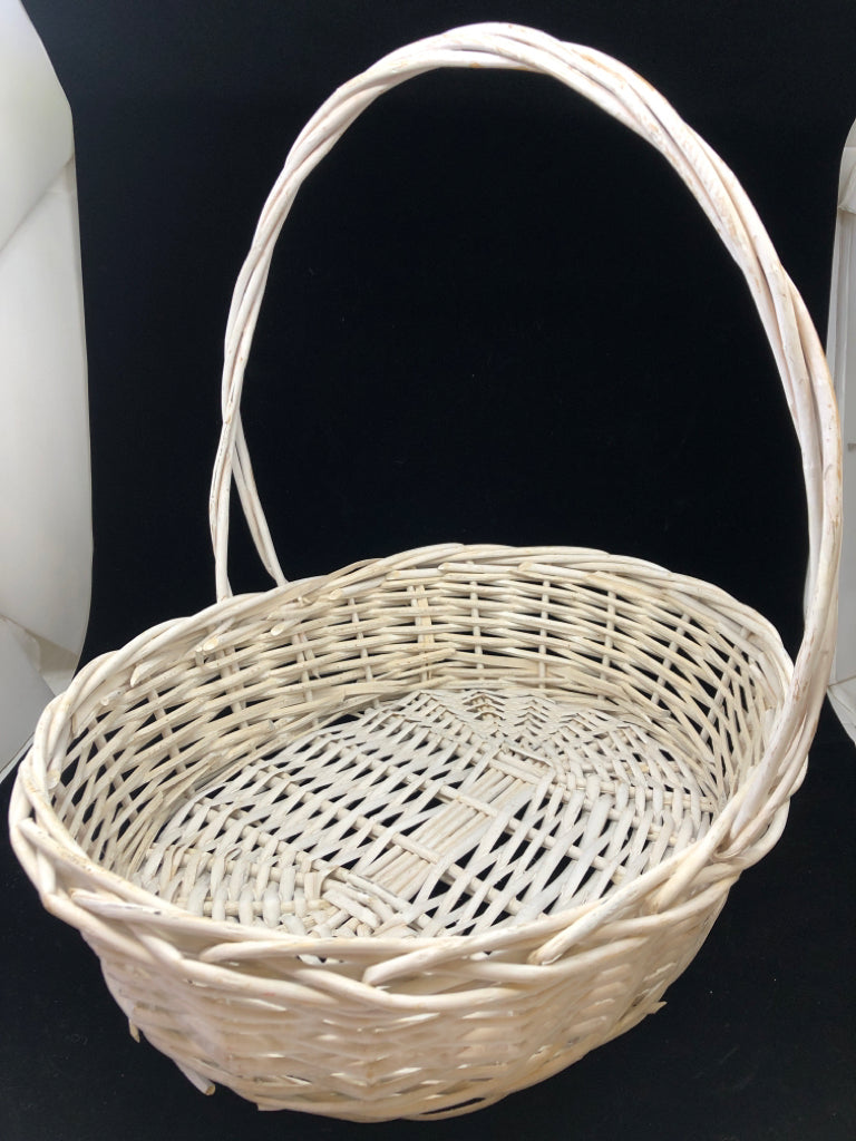LARGE WHITE OVAL SHAPED BASKET WITH HANDLE.