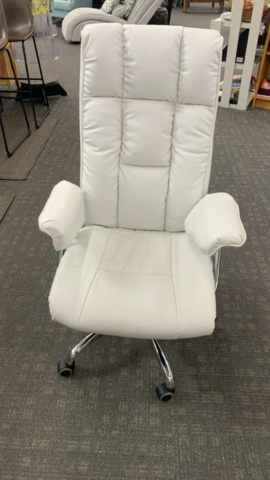 WHITE SWIVEL OFFICE CHAIR.