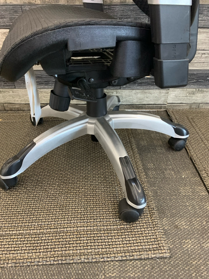 BLACK OFFICE CHAIR.