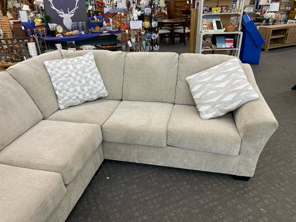 BROGAN L SHAPED SECTIONAL COUCH W/3 GEOMETRIC ACCENT PILLOWS.