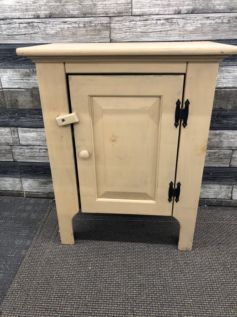 VTG CREAM CABINET W/WOOD LATCH & 2 GRAY SHELVES.