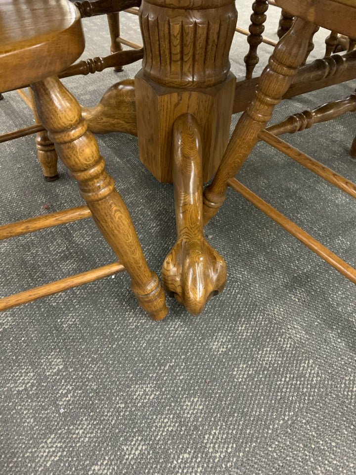 OVAL SOLID OAK DINING TABLE W/ 6 SPINDLE BACK CHAIRS.