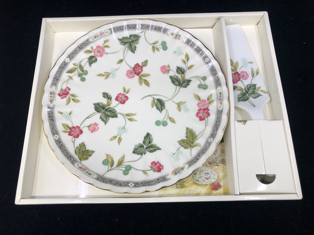 NIB CAKE PLATE AND SERVER SET.