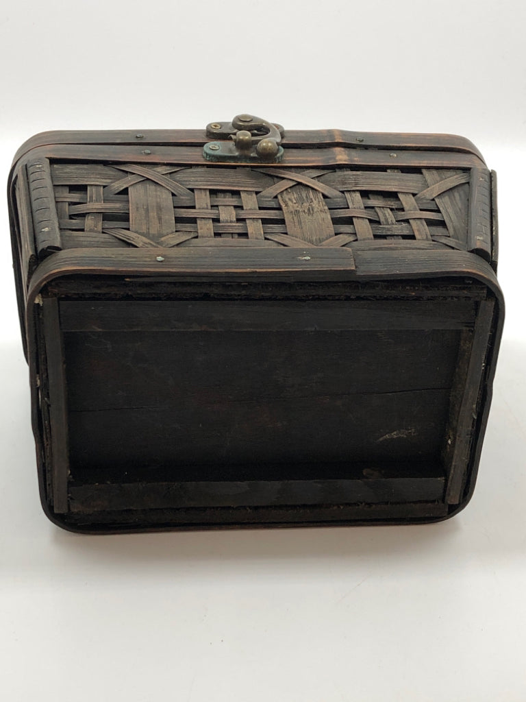 WOVEN BOX W/FLIP LID AND LATCH.
