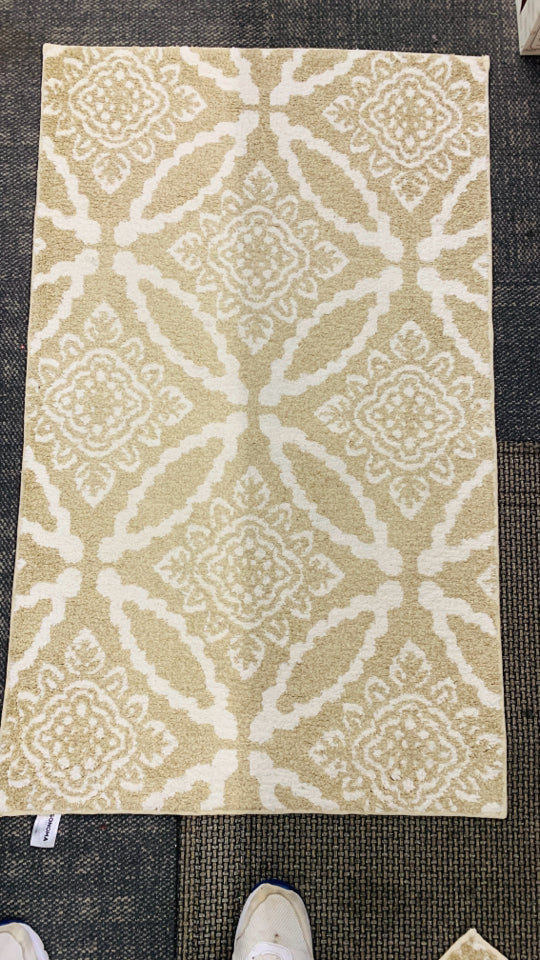 SONOMA TAN AND WHITE AREA RUG.