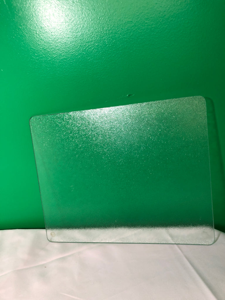 TEXTURED GLASS CUTTING BOARD.