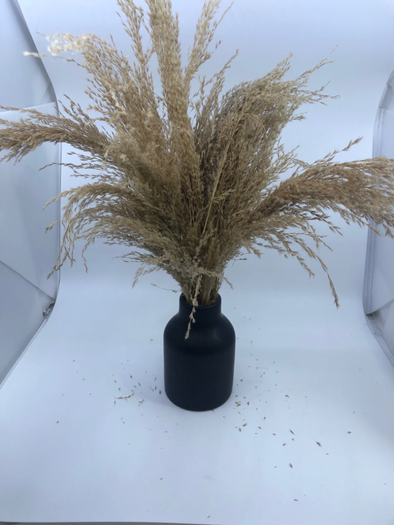 BROWN FAUX GRASS IN BLACK VASE DECOR.