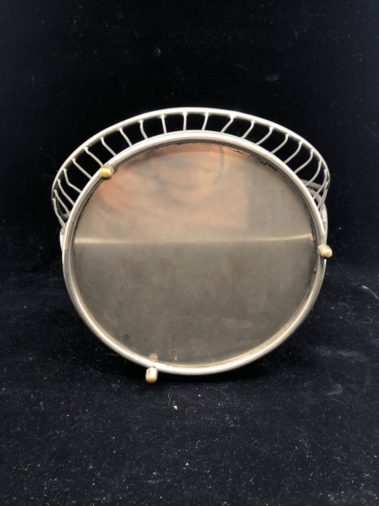 SMALL METAL BASKET.