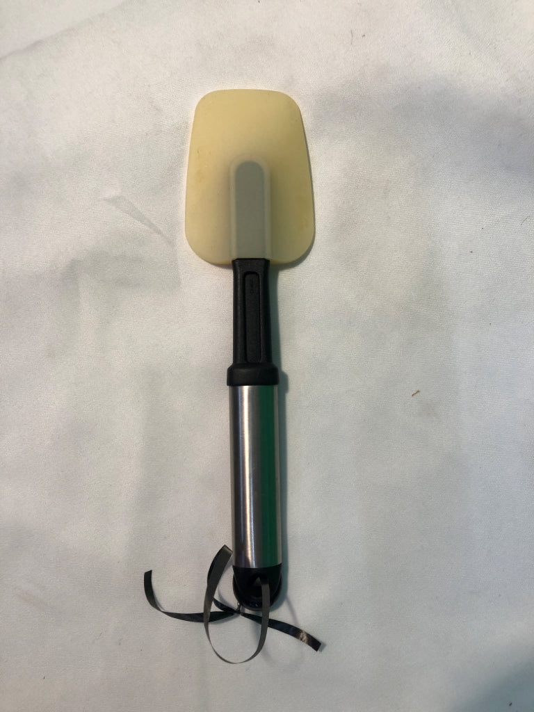 HOFFRITZ SPATULA W/ METAL HANDLE.