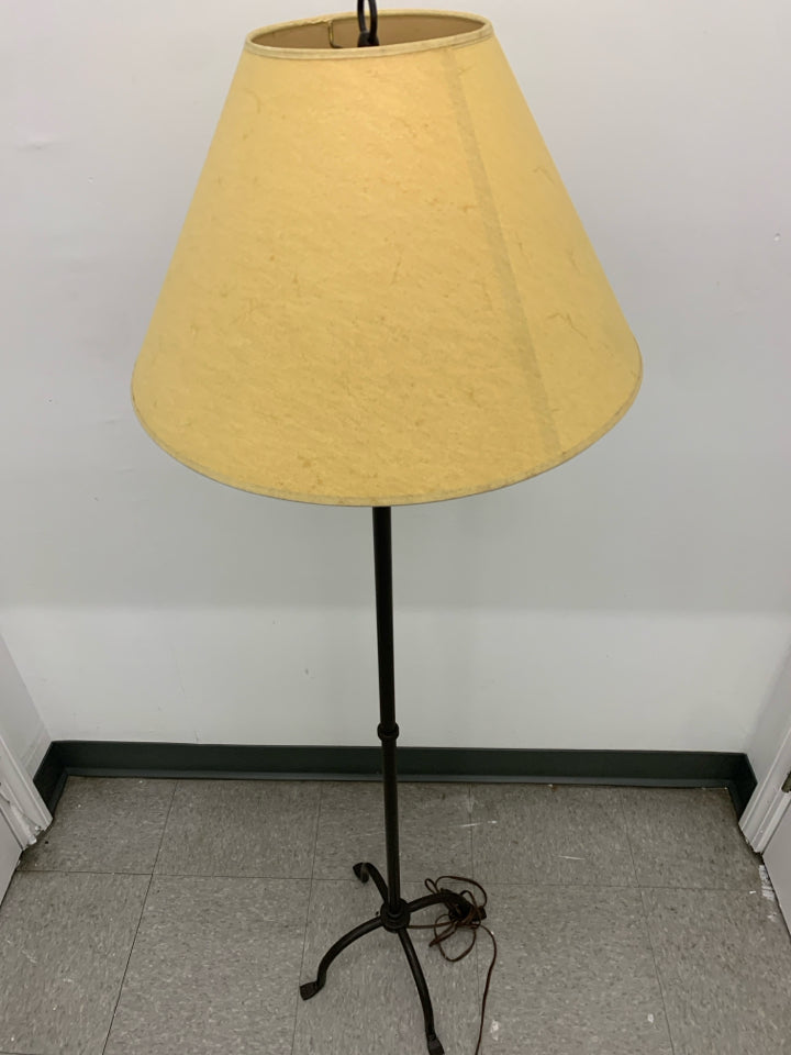 SKINNY BASE FLOOR LAMP W TAN SHADE.