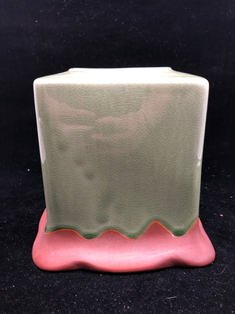 CERAMIC GREEN TISSUE COVER W/ MATTER RUSTY COLOR BOTTOM.