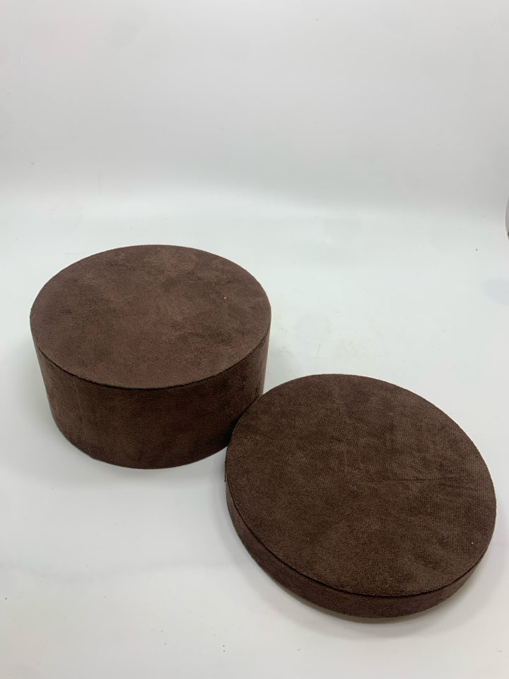 SOFT BROWN STORAGE BIN W/LID.