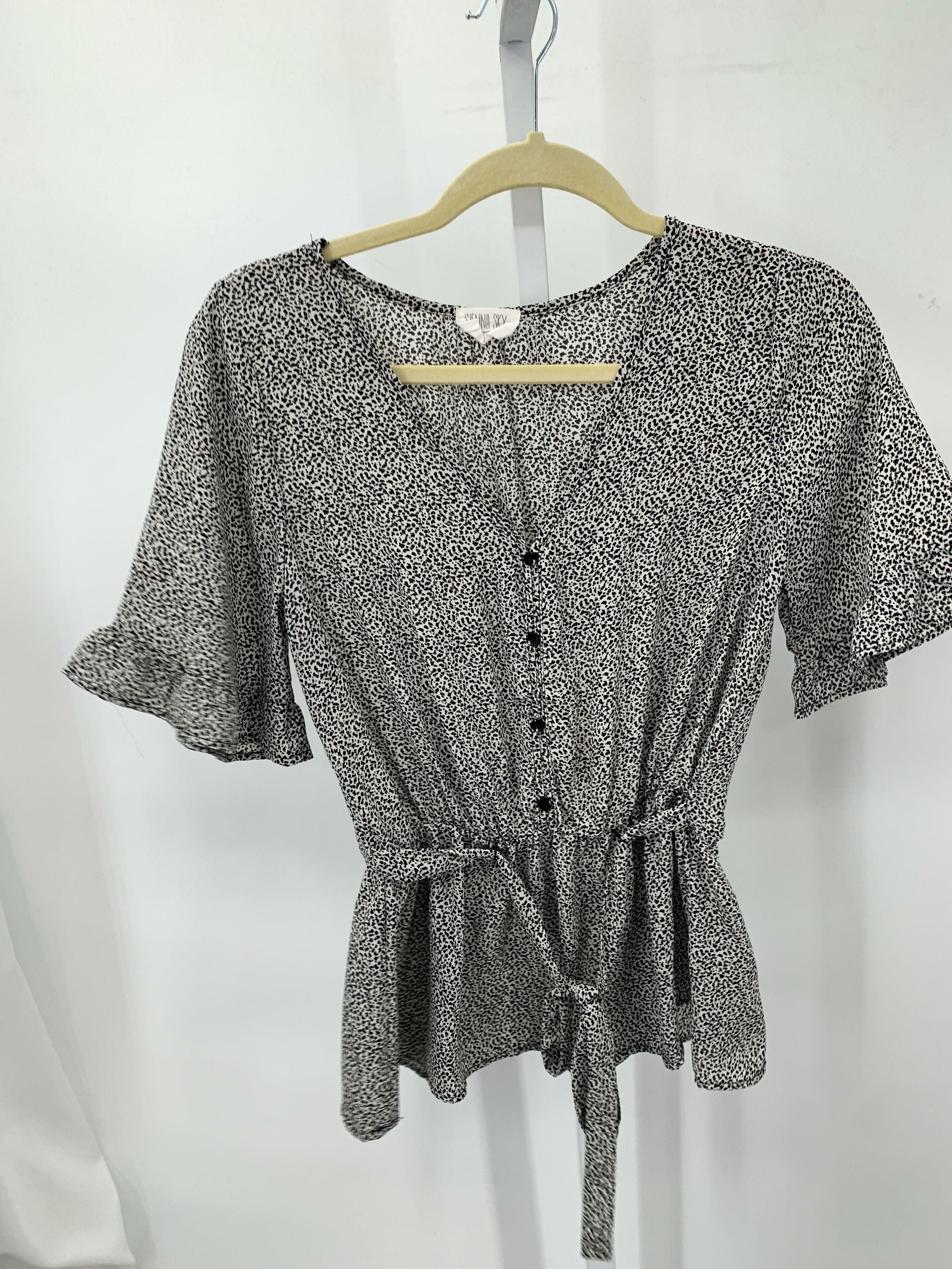 Size Medium Juniors Short Sleeve Shirt
