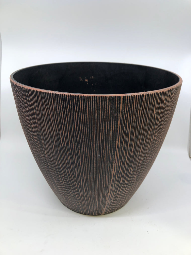 BROWN TEXTURED PLASTIC PLANTER.