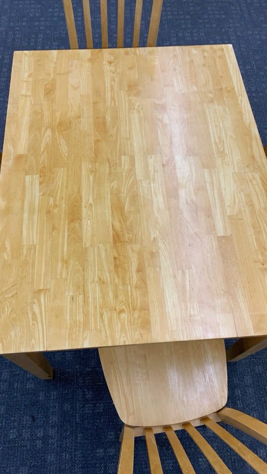 SOLID OAK KITCHEN TABLE W/4 CHAIRS.