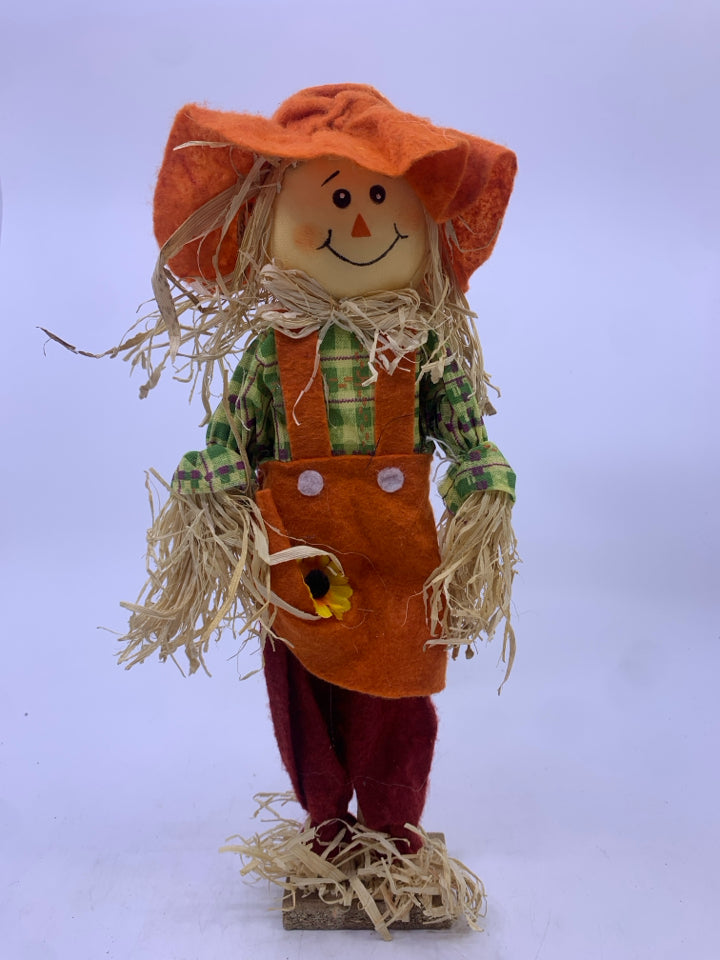 SCARECROW W/ ORANGE OVERALLS HAT.
