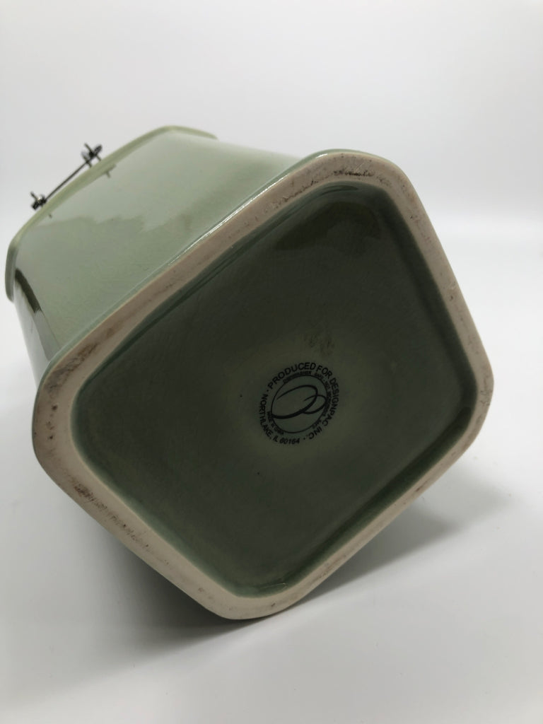 CITY OF LONDON CERAMIC CANISTER W/LOCKING LID.