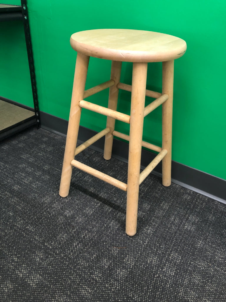BLONDE WOOD STOOL.
