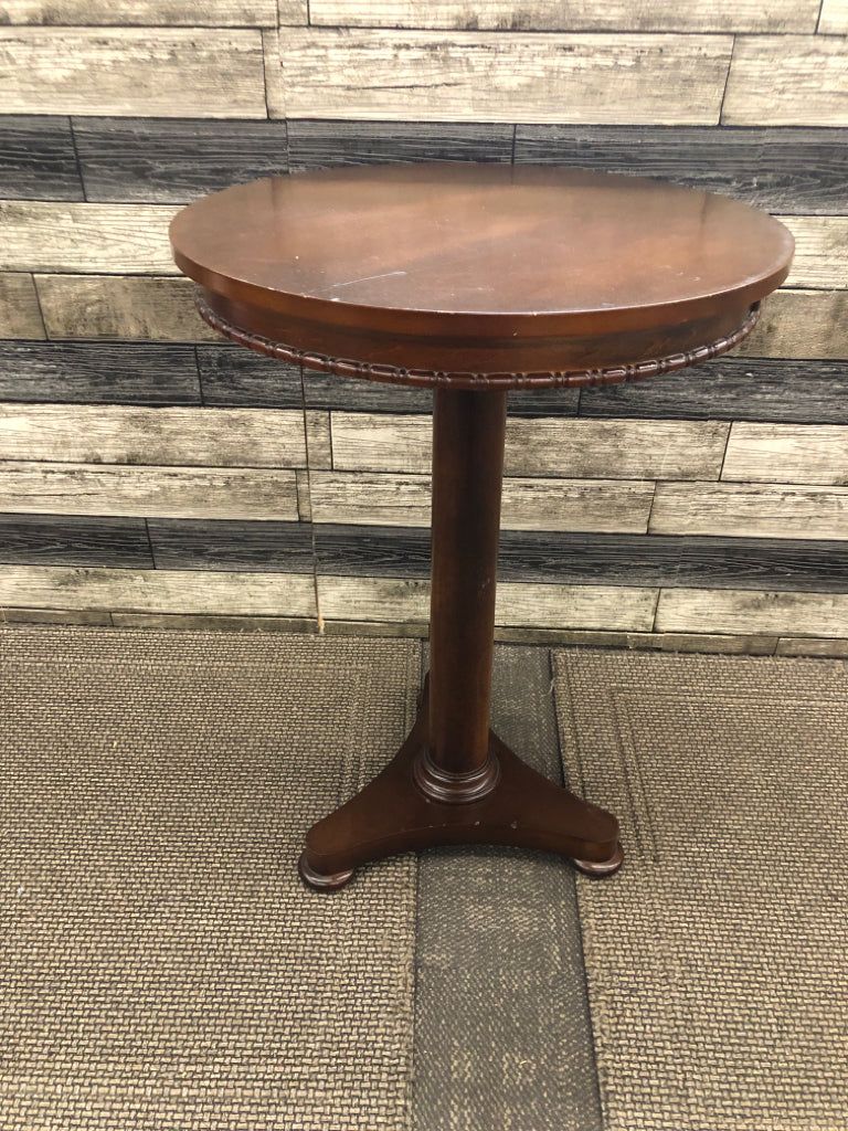 DK WOOD ROUND PEDESTAL SIDE TABLE.
