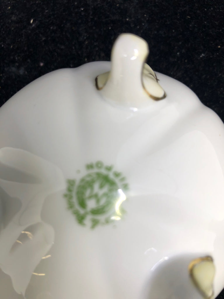 VTG SMALL WHITE FOOTED TRINKET DISH W/ GOLD ACCENTS GREEN FLOWER.