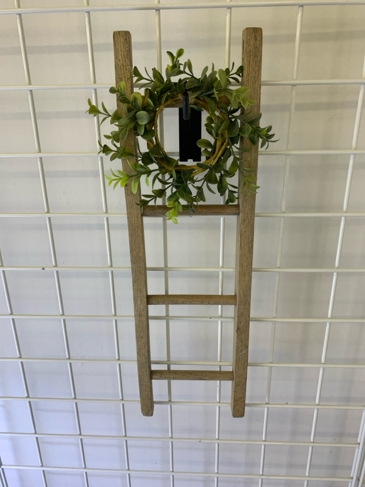 DECORATIVE LADDER W WREATH.