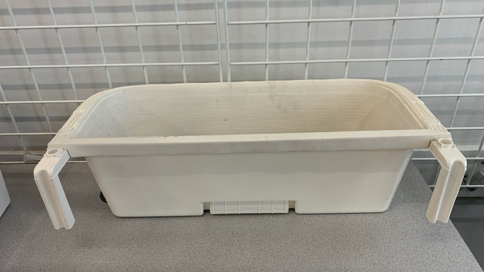 WHITE OVER-THE-DECK PLANTER.