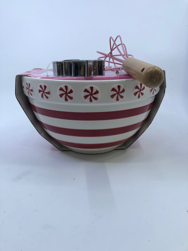 NIB BAKE SHOP MIXING BOWL SET.