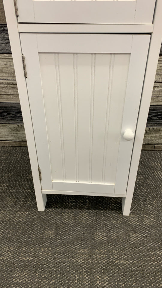 SMALL WHITE BATHROOM CABINET W 2 DOORS.