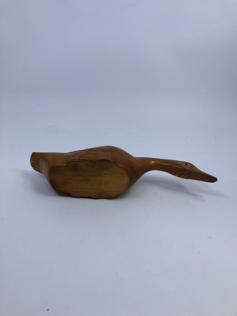 WOODEN CARVED DUCK DECOR.