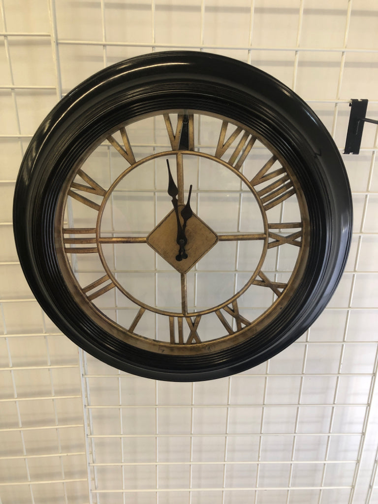 ROUND BLACK/GOLD WALL CLOCK.