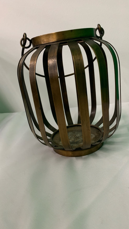BRASS METAL LANTERN.