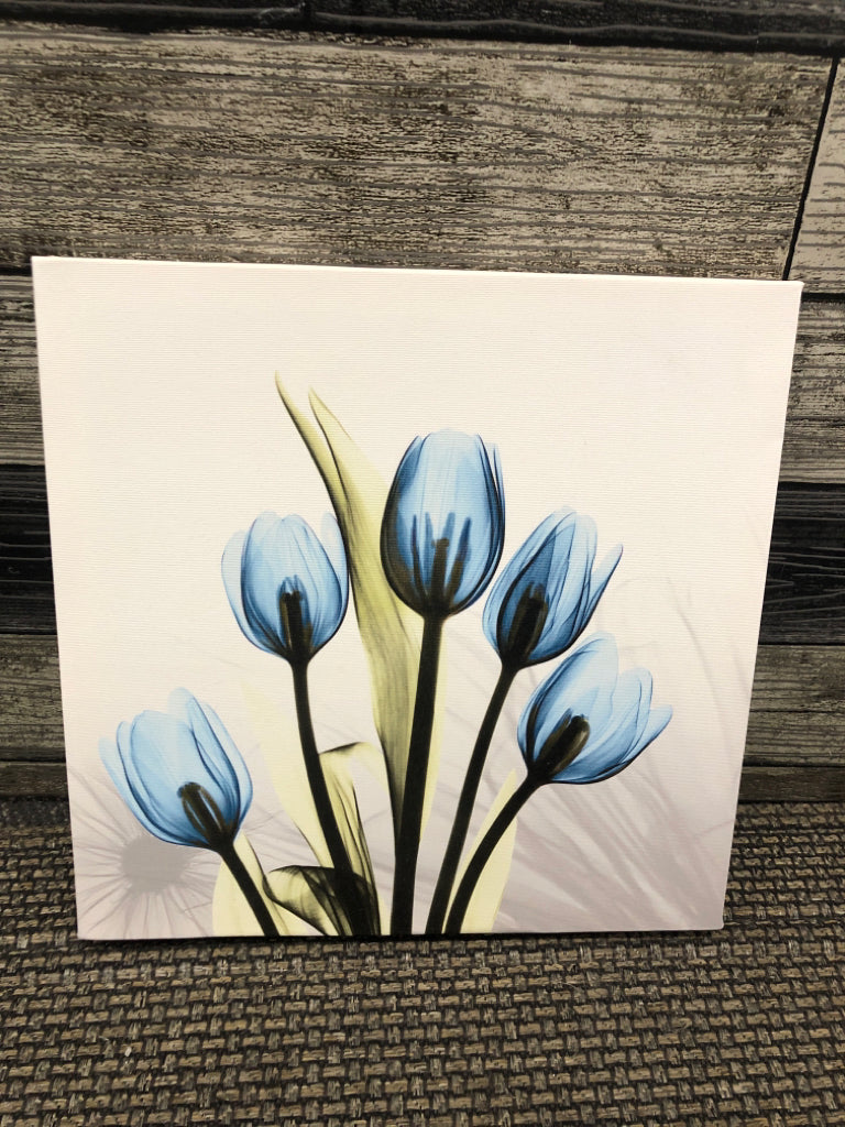 BLUE FLORAL CANVAS WALL ART.