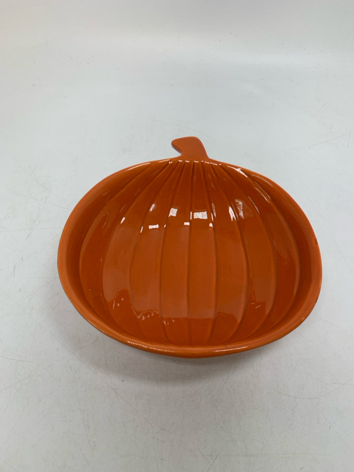 ORANGE RIBBED PUMPKIN BOWL.