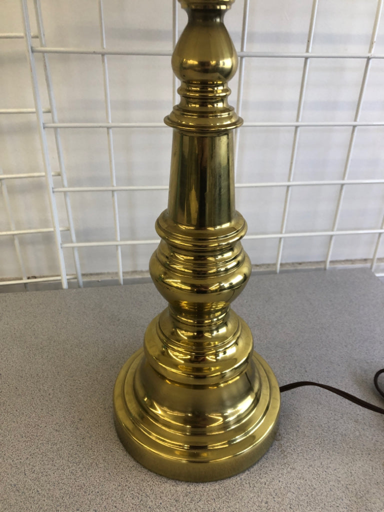 BRASS METAL BASE LAMP W WHITE SHADE.