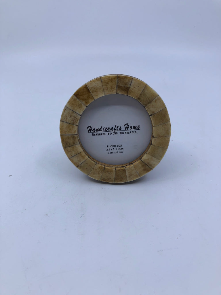WOOD HANDMADE MINI CIRCLE PICTURE FRAME.