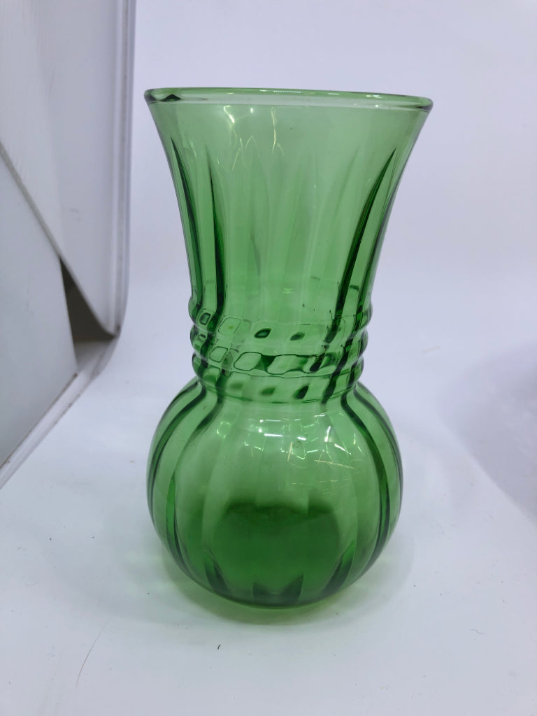 GREEN OPTIC SWIRL GLASS VASE.