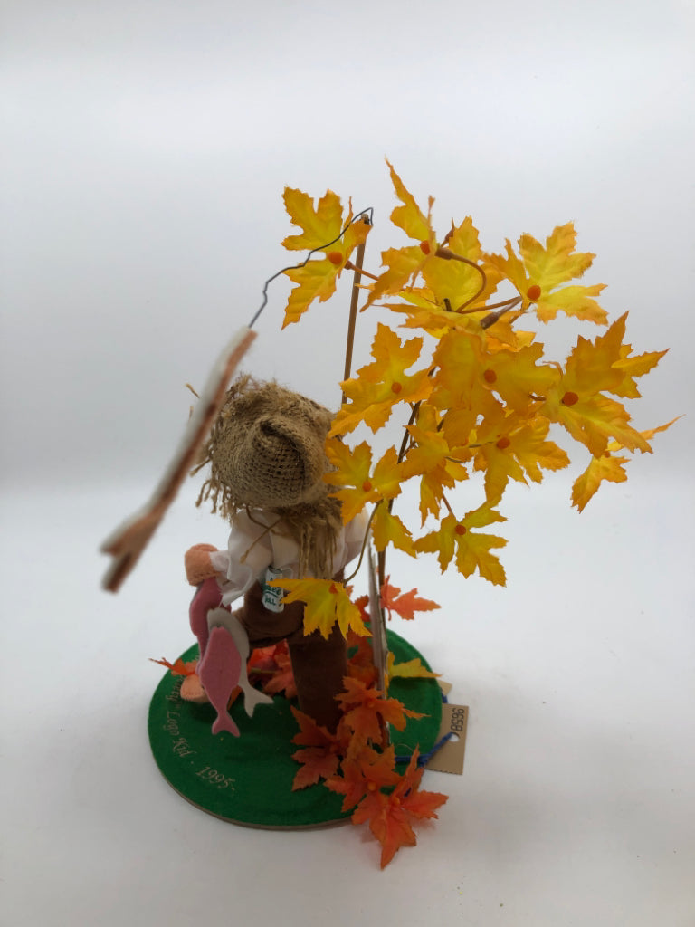 1995 ANNALEE LOGO KID- FALL LEAVES