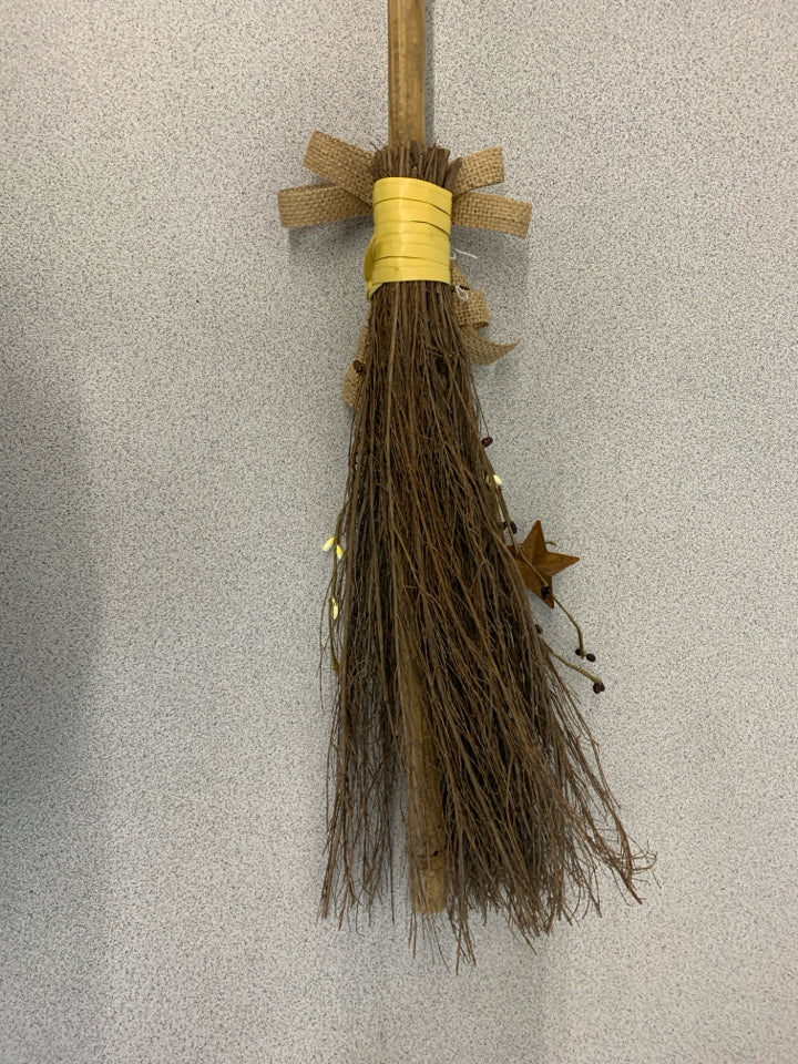 PRIMITIVE STRAW BROOM W/PIP.