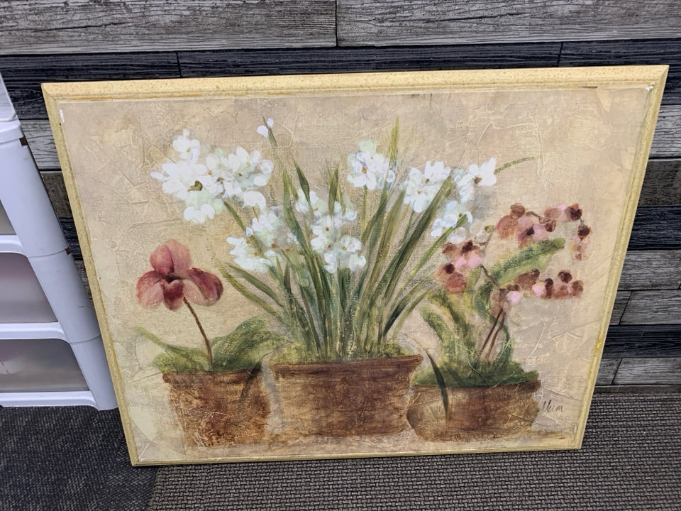 LARGE WHITE/PINK FLOWER W/SPECKLED FRAME.