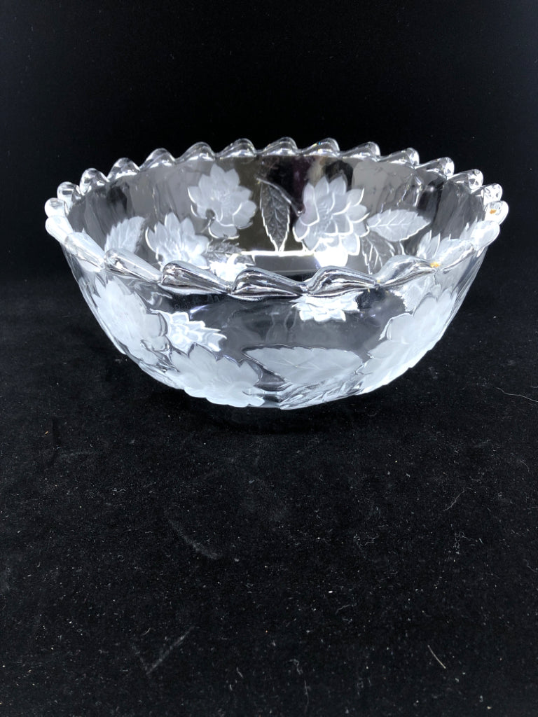 LARGE FROSTED FLOWERS GLASS BOWL.