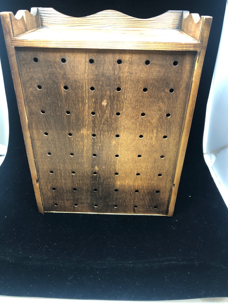 RUSTIC CHICKEN WIRE STORAGE BOX.