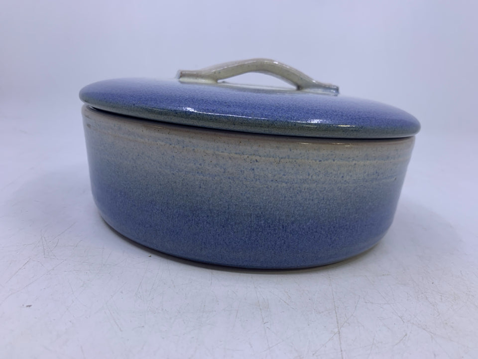 BLUE/WHITE COVERED BAKER W/ HANDLE ON LID.