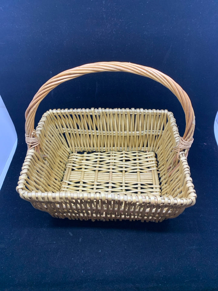 BLONDE SQUARE BASKET W/ HANDLE.