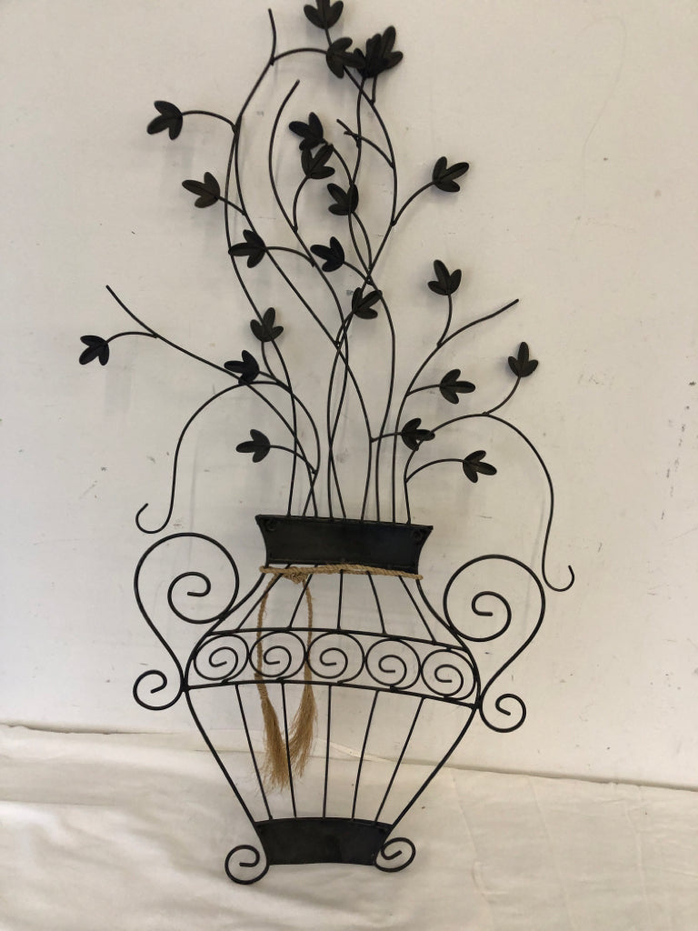 METAL FLORAL WALL HANGING.