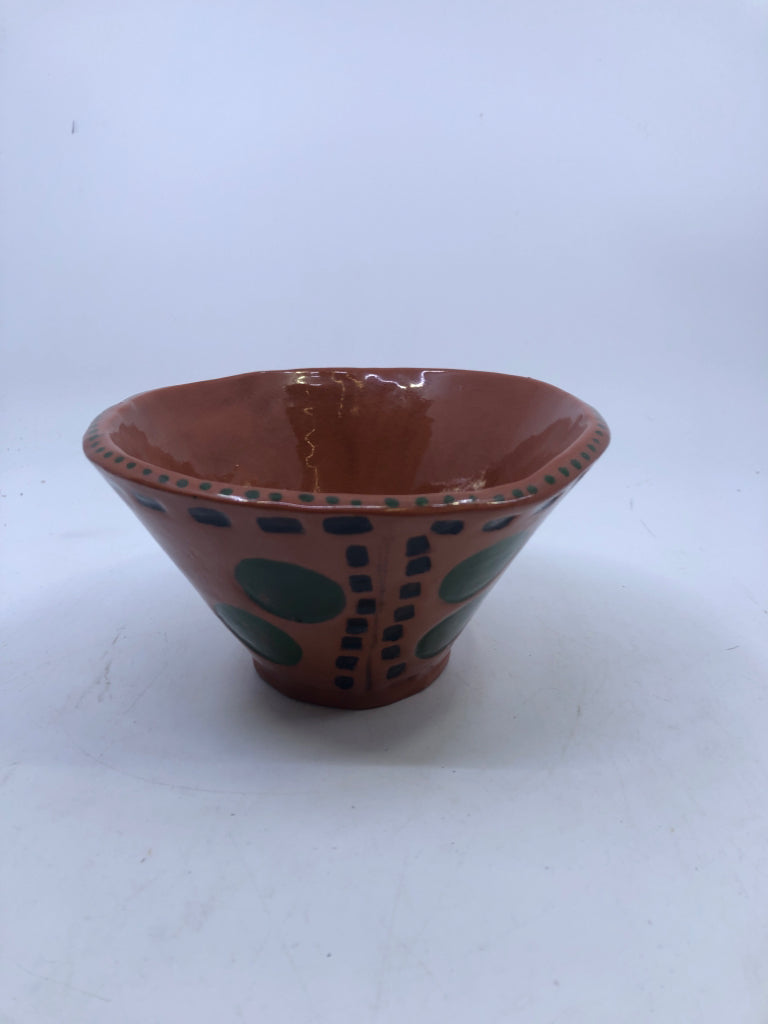 CLAY POTTERY W/ GREEN CIRCLES/LEAVES DOTTED EDGE BOWL.