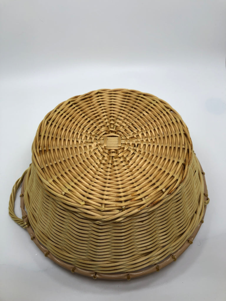 ROUND WICKER BASKET W/HANDLES.