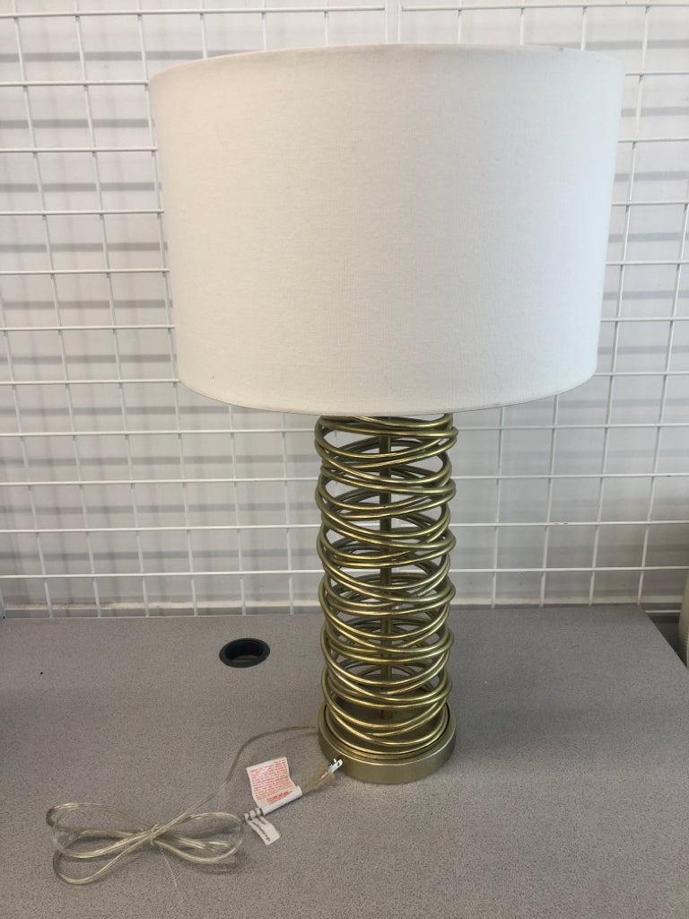 GOLD SWIRL BASE TABLE LAMP.