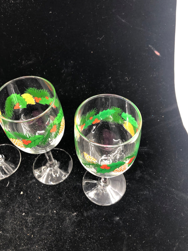 4 WINE GLASSES W/ PINECONE+MISTLETOE DESIGN.