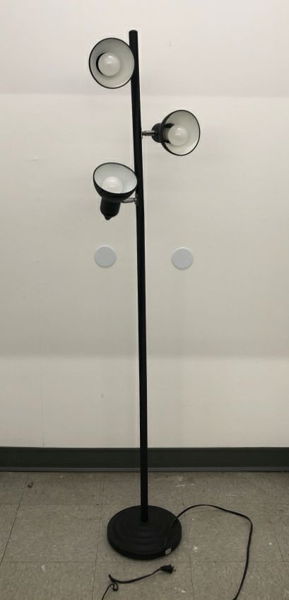 BLACK FLOOR LAMP W ADJUSTABLE LAMP HEADS.