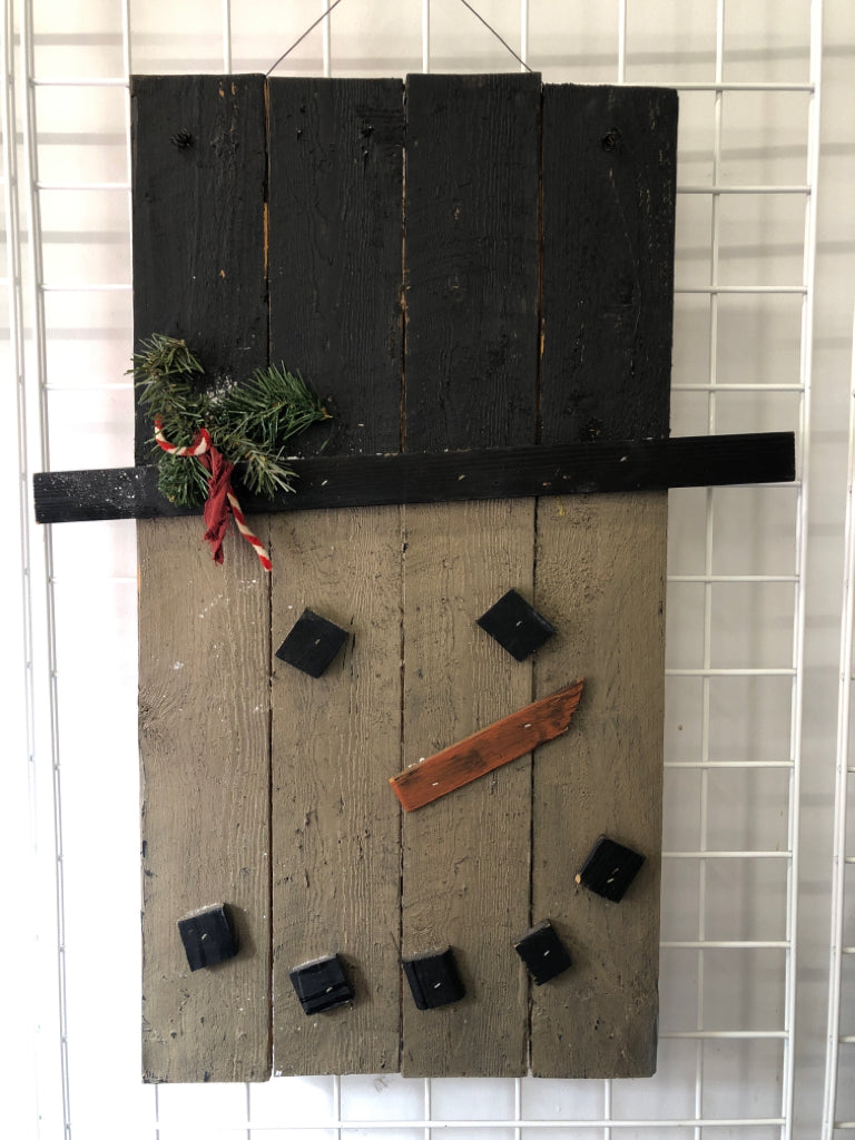 HEAVY WOOD SNOWMAN FACE AND HAT WALL HANGING.